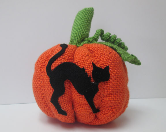 Pin Loom Pumpkin with Scared Cat Sillhouette